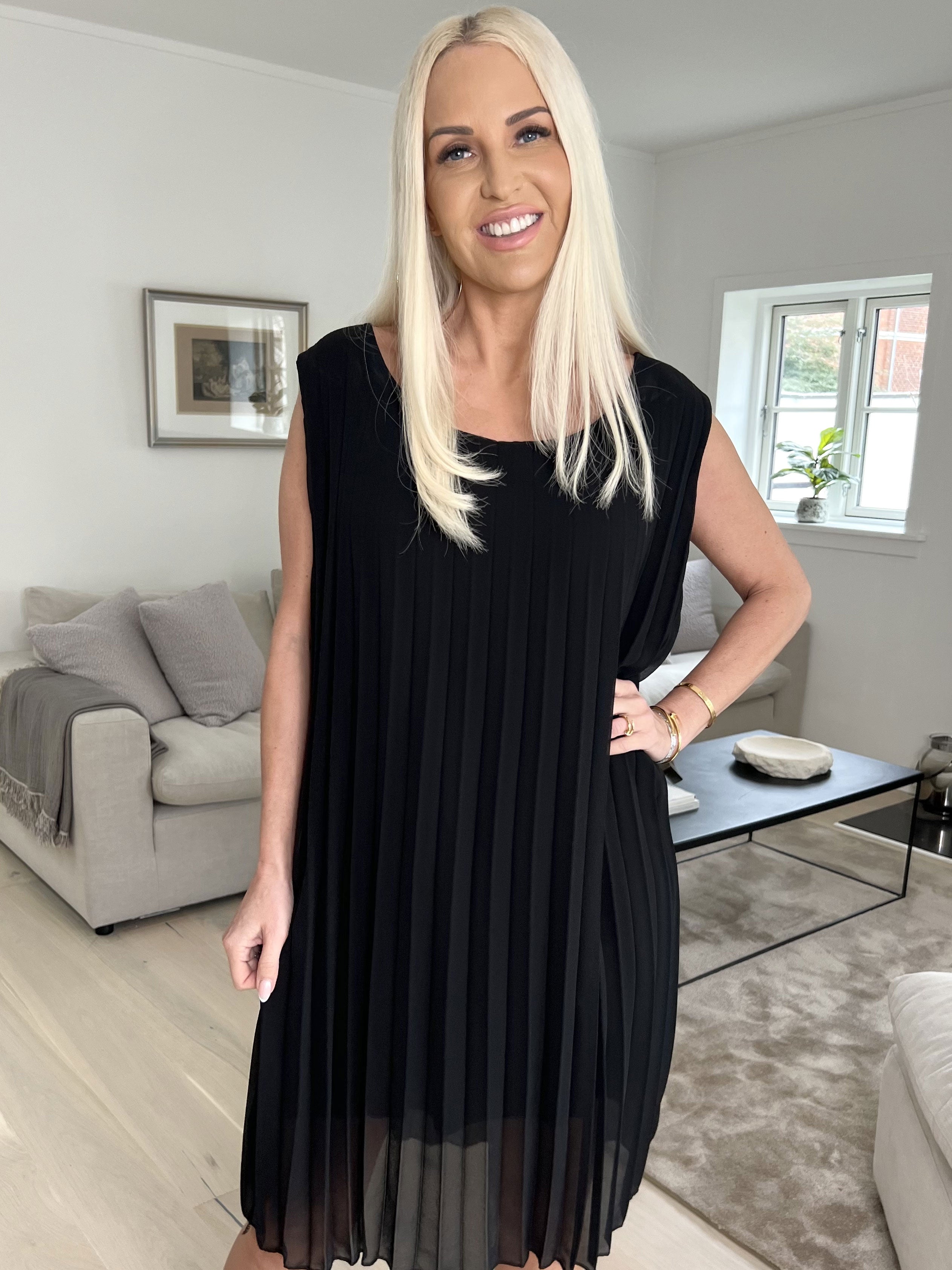 Saline - Söt ärmlös klänning i plisserad chiffong